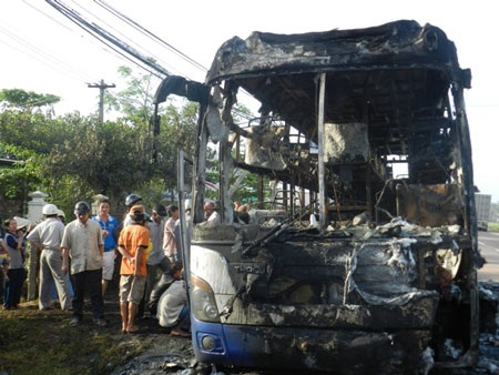 Xe giường nằm cháy trơ khung, 30 hành khách thoát chết