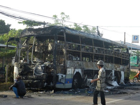 Xe giường nằm cháy trơ khung, 30 hành khách thoát chết