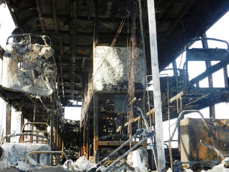 Xe giường nằm cháy trơ khung, 30 hành khách thoát chết