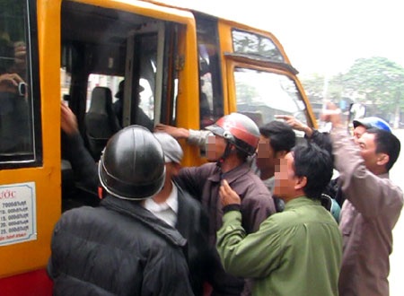 Hoảng hồn với những màn “tranh cướp” khách của tài xế xe ôm - 2 Hoảng hồn với những màn “tranh cướp” khách của tài xế xe ôm