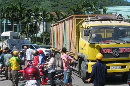 Một phụ nữ bị xe tải cán nát chân - 3 Một phụ nữ bị xe tải cán nát chân