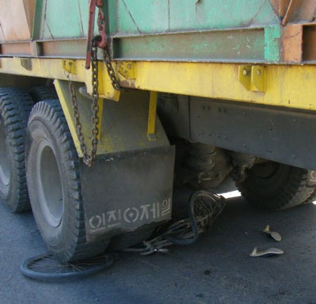 Một phụ nữ bị xe tải cán nát chân - 1 Một phụ nữ bị xe tải cán nát chân