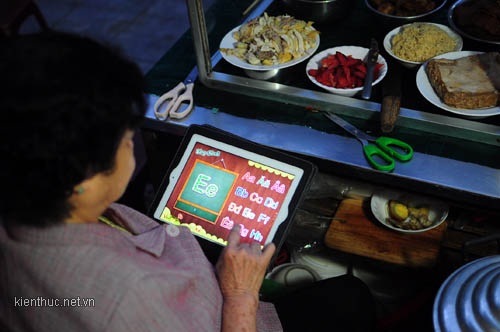 Bà già 74 tuổi bán xôi… học tiếng Anh, chơi iPad  - 2 Bà già 74 tuổi bán xôi… học tiếng Anh, chơi iPad
