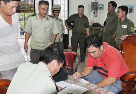 Cận cảnh móc hàm, bơm nước vào bụng heo - 2 Cận cảnh móc hàm, bơm nước vào bụng heo
