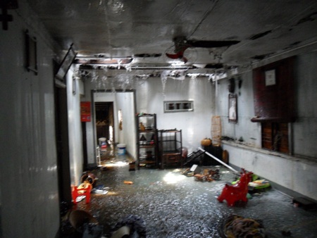 Cháy 2 nhà dân, thiêu rụi kho hàng mỹ nghệ - 1 Cháy 2 nhà dân, thiêu rụi kho hàng mỹ nghệ