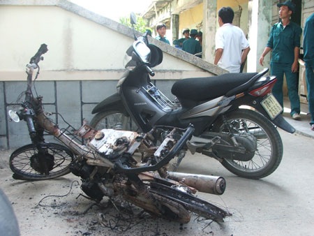 Nghi vợ ngoại tình, đốt trụi xe máy