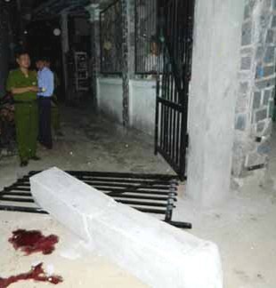 Trụ cổng gãy đổ đè trẻ tử vong - 1 Trụ cổng gãy đổ đè trẻ tử vong