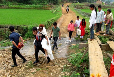Chú rể cõng cô dâu suốt 3km: “Em đau lưng mất 2 ngày” - 1 Chú rể cõng cô dâu suốt 3km: “Em đau lưng mất 2 ngày”