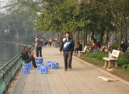 Ghế đá công cộng: Muốn ngồi hãy… trả tiền! - 1 Ghế đá công cộng: Muốn ngồi hãy… trả tiền!