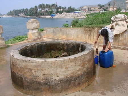 Giếng Vua hàng trăm năm tuổi đang bị “bức tử”?