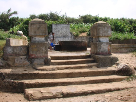 Giếng Vua hàng trăm năm tuổi đang bị “bức tử”?