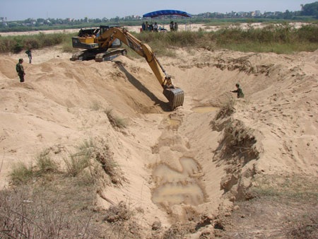 Khai quật tìm hài cốt liệt sĩ giữa lòng sông - 1 Khai quật tìm hài cốt liệt sĩ giữa lòng sông