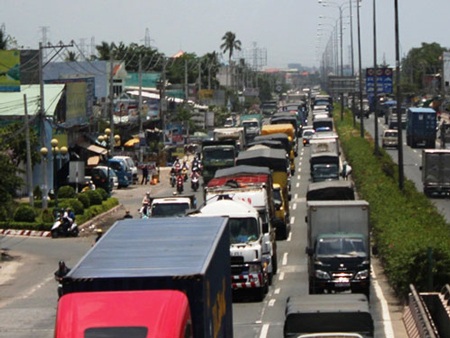 Vì cái ổ gà, 3 xe tải móp méo trên Quốc lộ 1A - 2 Vì cái ổ gà, 3 xe tải móp méo trên Quốc lộ 1A