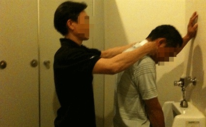 Hầu thượng khách trong nhà vệ sinh 