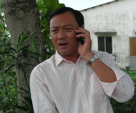 Cách chức phó công an xã bị tố “tòm tem” vợ bạn