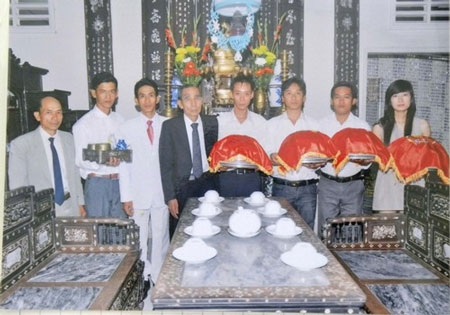 Bộ trường kỷ trăm năm tuổi “không cánh mà bay” - 1 Bộ trường kỷ trăm năm tuổi “không cánh mà bay”