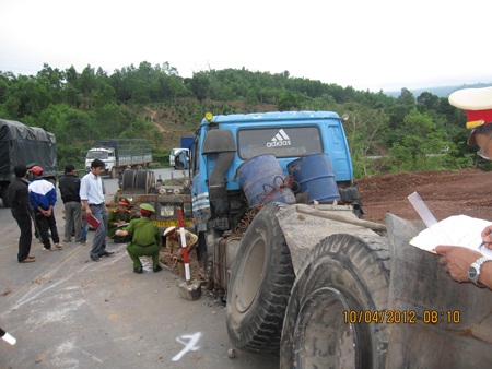 Bị xe gỗ đè chết suốt đêm không ai biết - 3 Bị xe gỗ đè chết suốt đêm không ai biết