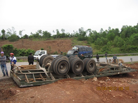 Bị xe gỗ đè chết suốt đêm không ai biết - 1 Bị xe gỗ đè chết suốt đêm không ai biết