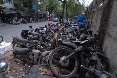 Hà Nội: Hàng trăm xe máy để hoang trên phố - 3 Hà Nội: Hàng trăm xe máy để hoang trên phố
