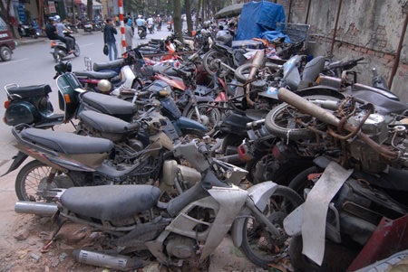 Hà Nội: Hàng trăm xe máy để hoang trên phố - 4 Hà Nội: Hàng trăm xe máy để hoang trên phố