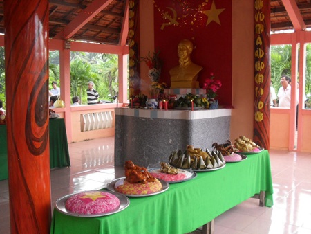Câu chuyện xây đền và tình yêu với vị Cha già dân tộc - 2 Câu chuyện xây đền và tình yêu với vị Cha già dân tộc