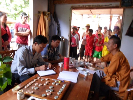 Nườm nượp lên chùa xem cá lóc có “chữ lạ” trên đầu