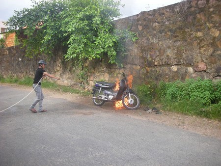 Xe máy bốc cháy sau khi bị hóc khóa