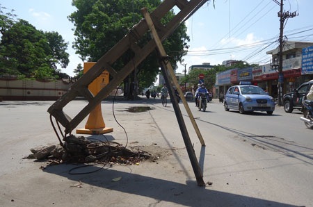 Cây cột điện muốn “đè bẹp” người đi đường
