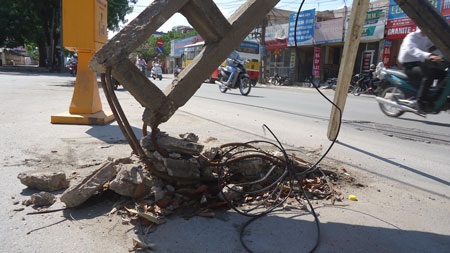 Cây cột điện muốn “đè bẹp” người đi đường