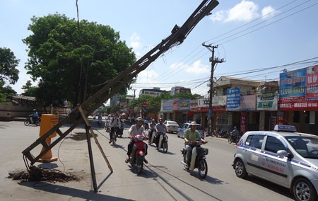 Cây cột điện muốn “đè bẹp” người đi đường