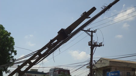 Cây cột điện muốn “đè bẹp” người đi đường