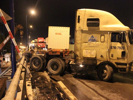 Thót tim vì container treo lơ lửng trên thành cầu