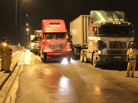 Thót tim vì container treo lơ lửng trên thành cầu