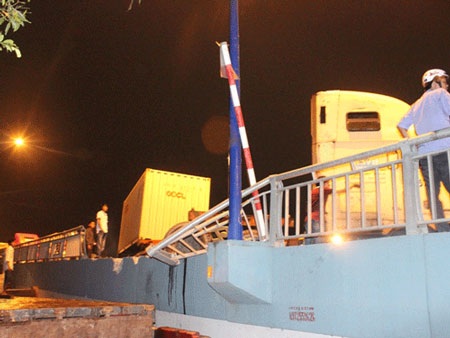 Thót tim vì container treo lơ lửng trên thành cầu