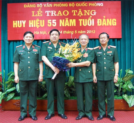 Trao tặng Đại tướng Phạm Văn Trà huy hiệu 55 tuổi Đảng - 1 Trao tặng Đại tướng Phạm Văn Trà huy hiệu 55 tuổi Đảng