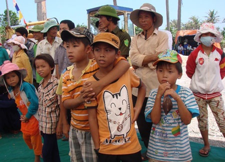 Đảo Bé vui mừng đón hệ thống “biến” nước mặn thành nước ngọt - 2 Đảo Bé vui mừng đón hệ thống “biến” nước mặn thành nước ngọt