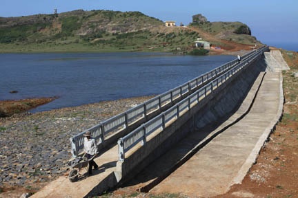 Hồ chứa nước độc nhất vô nhị trên... miệng núi lửa