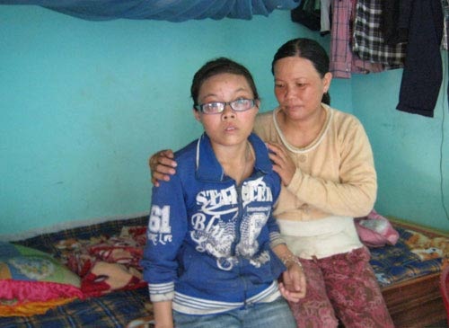 Phát điên vì lấy liềm mổ bụng vợ cứu con  - 2 Phát điên vì lấy liềm mổ bụng vợ cứu con