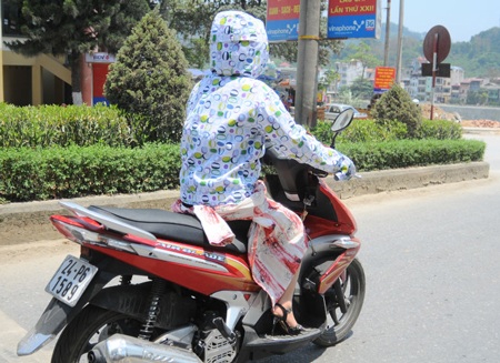 Lào Cai “khô khốc” trong nắng nóng kỷ lục - 2 Lào Cai “khô khốc” trong nắng nóng kỷ lục
