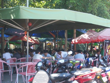 Nắng nóng, người dân đổ xô ra biển giải nhiệt - 1 Nắng nóng, người dân đổ xô ra biển giải nhiệt