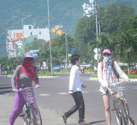 Nắng nóng, người dân đổ xô ra biển giải nhiệt - 5 Nắng nóng, người dân đổ xô ra biển giải nhiệt