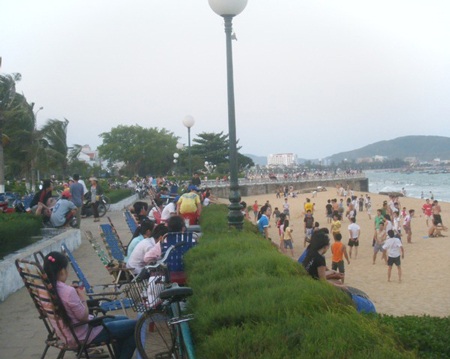 Nắng nóng, người dân đổ xô ra biển giải nhiệt - 2 Nắng nóng, người dân đổ xô ra biển giải nhiệt