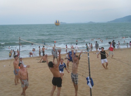 Nắng nóng, người dân đổ xô ra biển giải nhiệt - 3 Nắng nóng, người dân đổ xô ra biển giải nhiệt