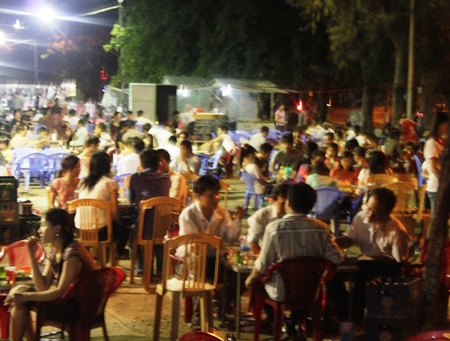 Nắng nóng, người dân đổ xô ra biển giải nhiệt - 4 Nắng nóng, người dân đổ xô ra biển giải nhiệt