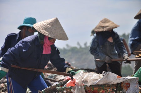 Nhọc nhằn sống trên “núi rác thải” lớn nhất thành phố - 4 Nhọc nhằn sống trên “núi rác thải” lớn nhất thành phố
