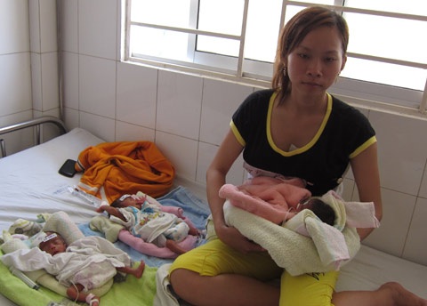 Mẹ tuổi teen sinh ba con cùng bị tim bẩm sinh - 1 Mẹ tuổi teen sinh ba con cùng bị tim bẩm sinh