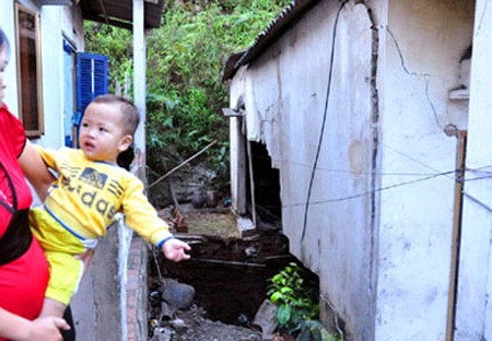 Sụt lún đất bất thường “nuốt” nhà dân