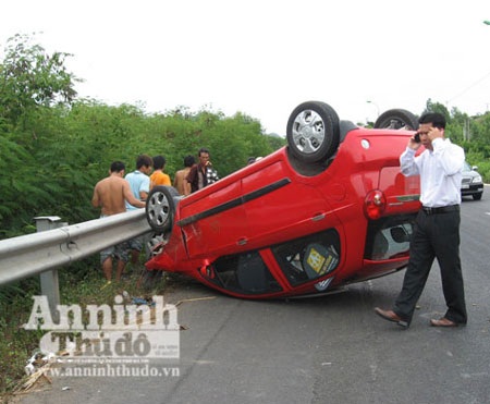 Ô tô tông xe bò, 5 người bị thương 