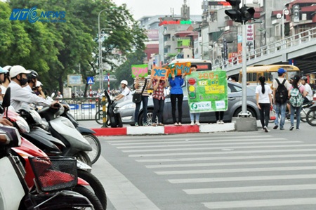 Những nữ sinh khiến ngàn người phải dừng xe, tắt máy - 2 Những nữ sinh khiến ngàn người phải dừng xe, tắt máy