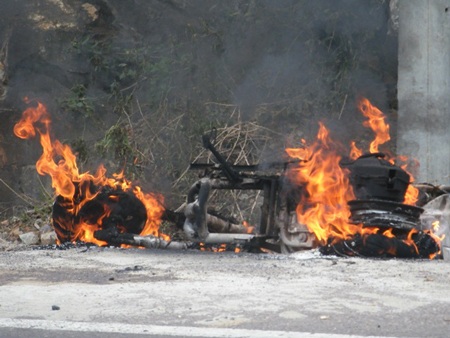 Xe bốc cháy dữ dội, chủ xe “bỏ của chạy lấy người” - 1 Xe bốc cháy dữ dội, chủ xe “bỏ của chạy lấy người”